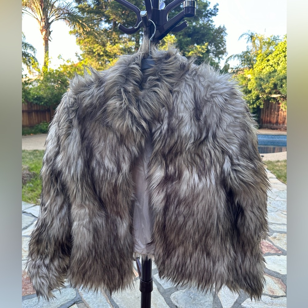 Beautiful and elegant Fashion Nova coat. Size Small. Perfect for the winter.